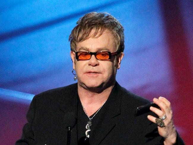 Elton John se declară &quot;şocat&quot; în urma morţii mamei sale