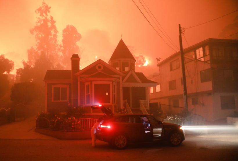 Incendiu de vegetaţie în California: 27.000 de persoane evacuate din calea flăcărilor