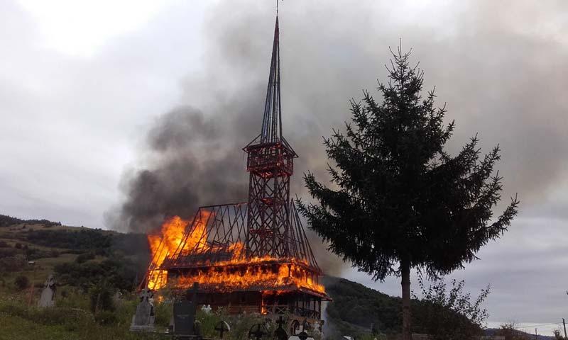 Incendiu devastator la o biserică din lemn din satul Vaideiu