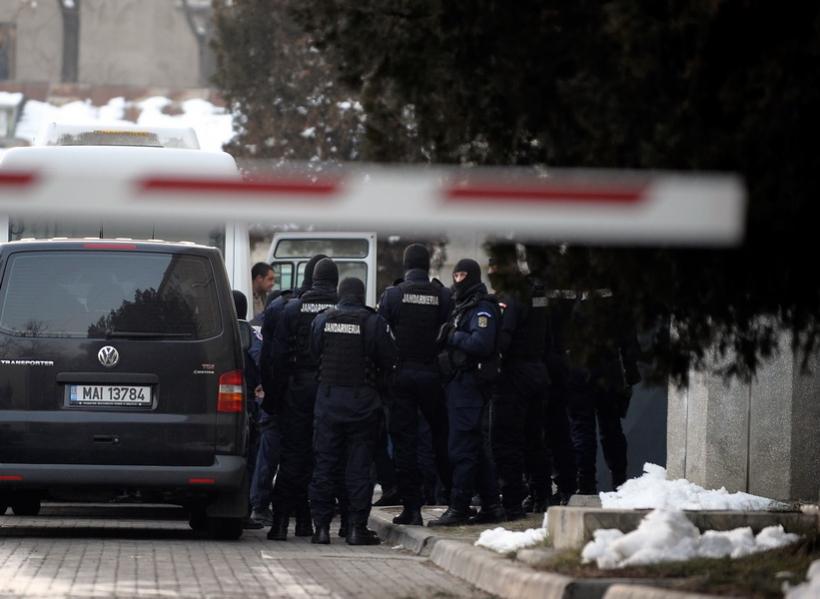 Trei polițiști și un jandarm, reținuți după ce au băgat în spital mai mulți tineri