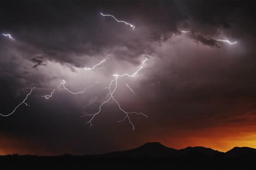 VIDEO - Spectacolul fulgerelor, imagini dramatice din timpul unor furtuni de vară