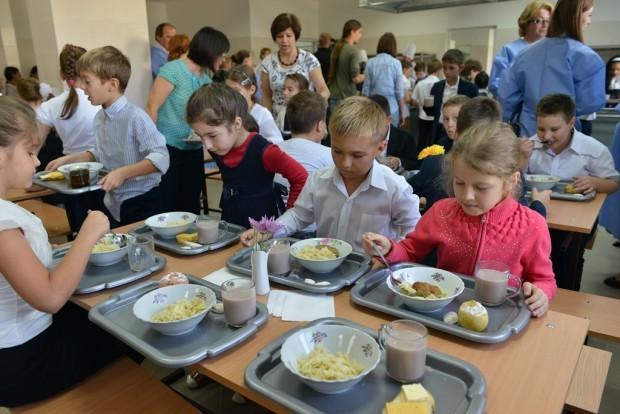 Executivul a hotărât o masă caldă pentru elevii din 50 de unităţi şcolare în anul şcolar în curs