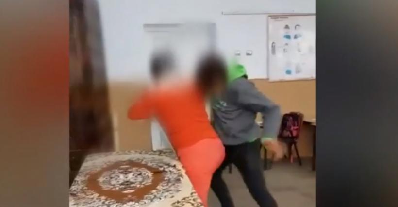 VIDEO - Unul din elevii care au agresat o profesoară, reținut pentru 24 de ore. Restul au nota 4 la purtare