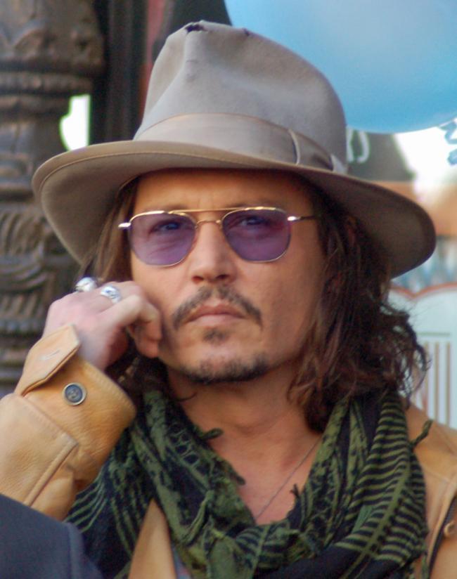 Acuzat de violenţă conjugală, Johnny Depp este apărat de romanciera J. K. Rowling 