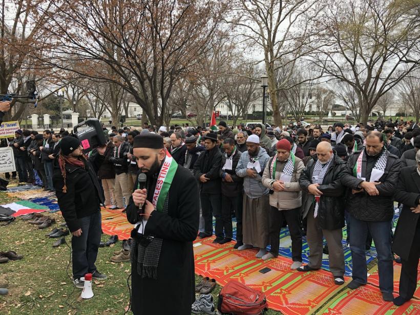 Sute de musulmani au participatla o rugăciune colectivă în fața Casei Albe