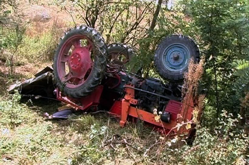Bărbat găsit mort sub un tractor răsturnat pe câmp