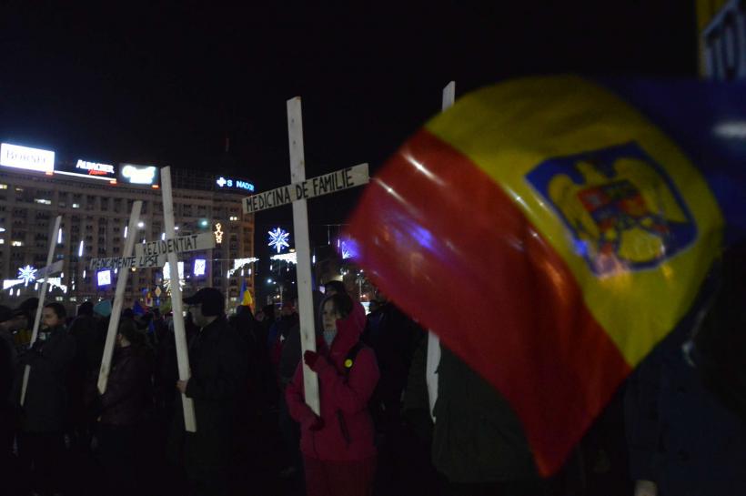 Protest în Piaţa Victoriei împotriva proiectelor de modificare a legilor justiţiei. Liderii PNL și USR, în stradă
