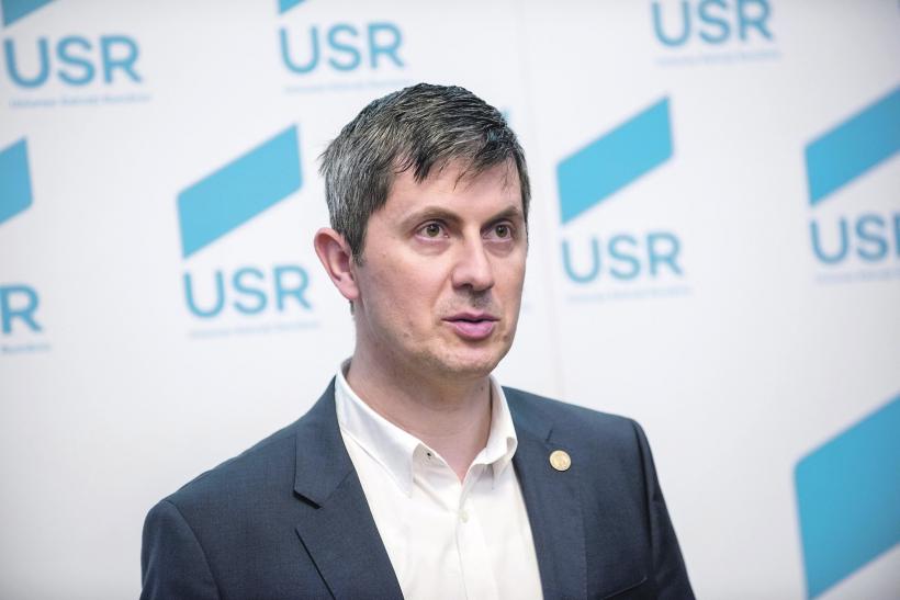 Șeful USR a primit, prin firma sa, contracte de la guvernele și autoritățile locale conduse de PSD