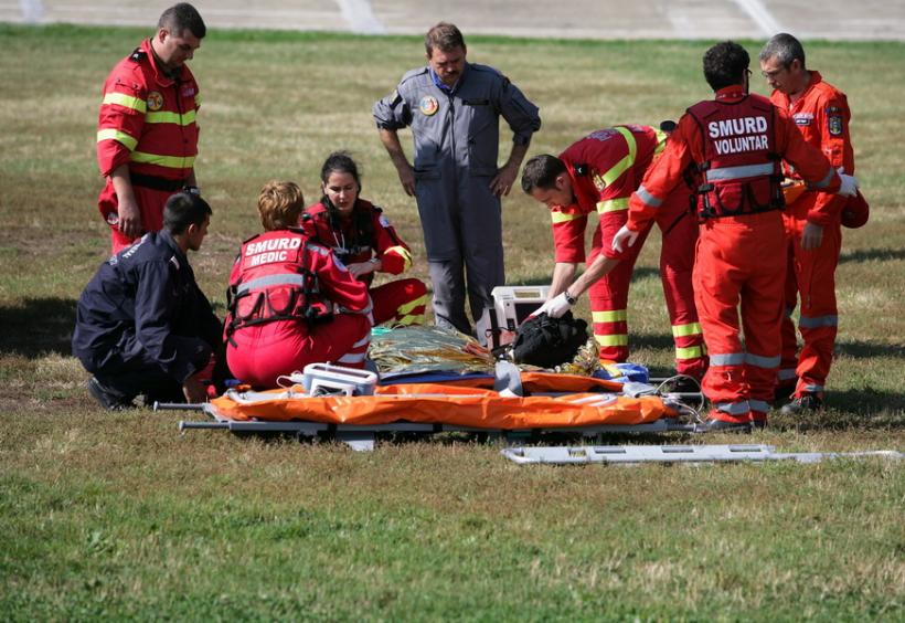 Tânăr înjunghiat de mai multe ori în abdomen, transportat de urgență cu elicopterul SMURD