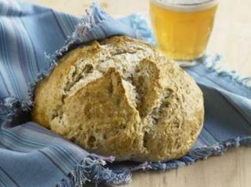 Inedit! Pentru a combate risipa alimentară, o companie transformă pâinea în bere