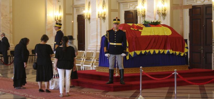 Mii de oameni stau la coadă la Palatul Regal pentru a-i aduce un ultim omagiu regelui Mihai 