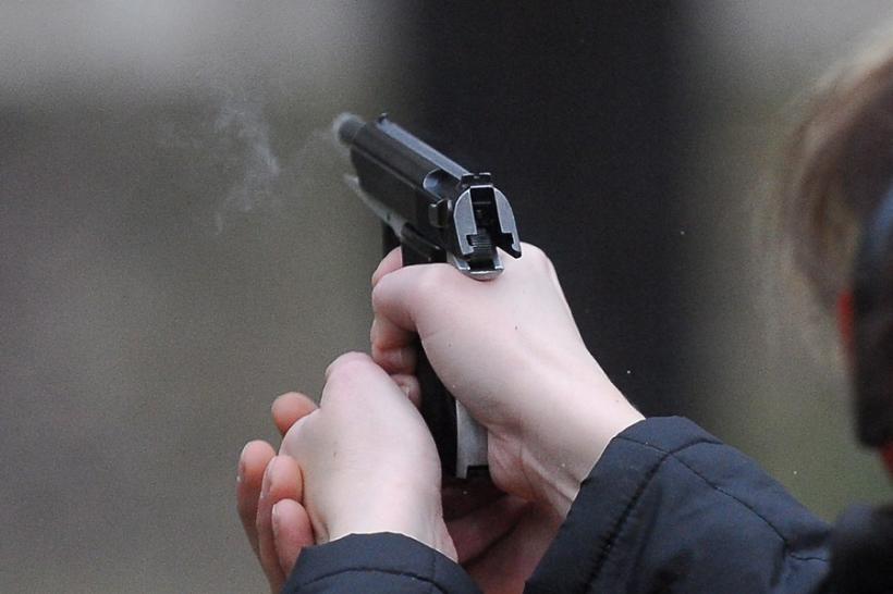 Un patron din Sibiu și-a amenințat angajații cu arma pentru că aceștia își cereau banii pe salarii