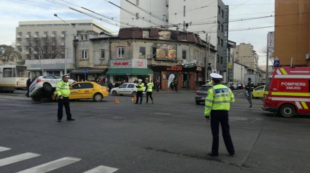 Doi polițiști, răniți într-un accident rutier petrecut în Capitală