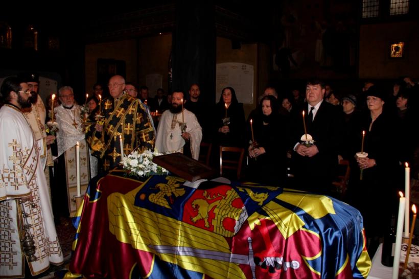 Slujba de înmormântare a Regelui Mihai a început la Catedrala Patriarhală; patriarhul oficiază împreună cu 8 mitropoliţi 