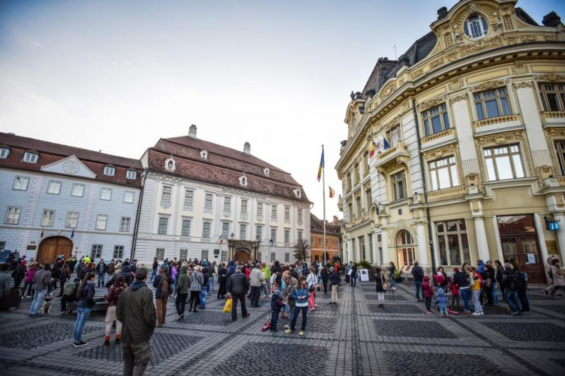 Sibiu: Sute de oameni cu genţi de voiaj, la protestul mut din faţa sediului PSD 