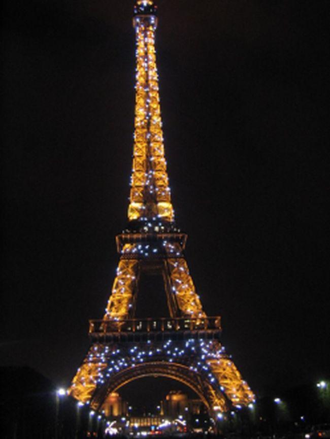 Turnul Eiffel a fost împodobit într-un decor de vis