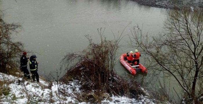 Mașina căzută duminică în râu Olt în că nu a fost găsită