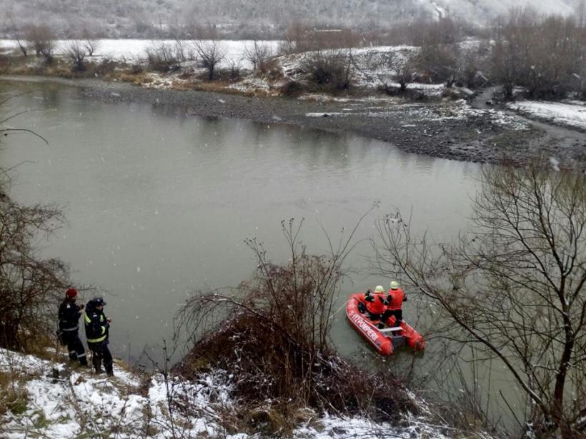 După două zile de căutări, a fost găsită mașina căzută în râul Olt