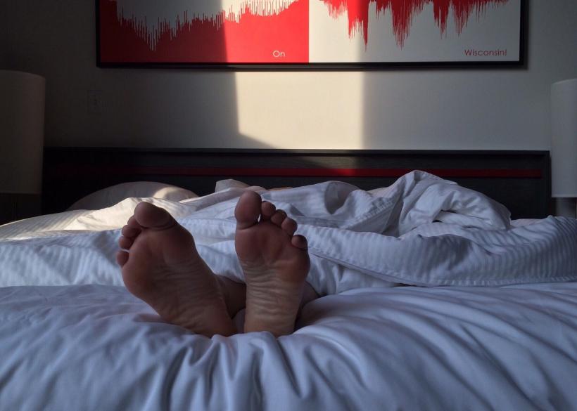 Te-ai trezit vreodată din somn fără să te poți mișca? Există o explicație științifică!