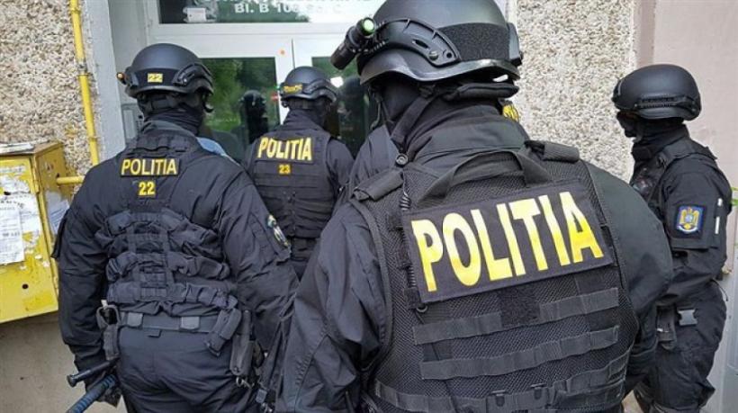 Poliţiştii din Prahova efectuează mai multe percheziţii în Câmpina la vânzători ilegali de articole pirotehnice