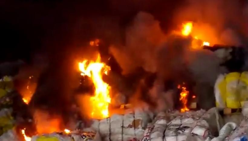 Incendiu de proporții în zona industrială a Vasluiului!  Tone de deşeuri ard de câteva ore