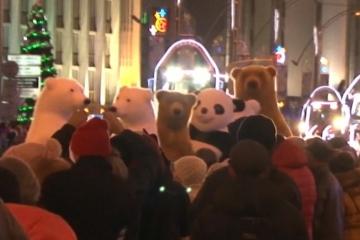 Paradă spectaculoasă în ajun de Crăciun pe străzile capitalei din Belarus