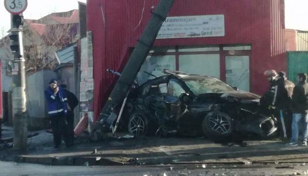 Accident GRAV în Galați. O ambulanță cu sirenele pornite a fost spulberată de o mașină de teren