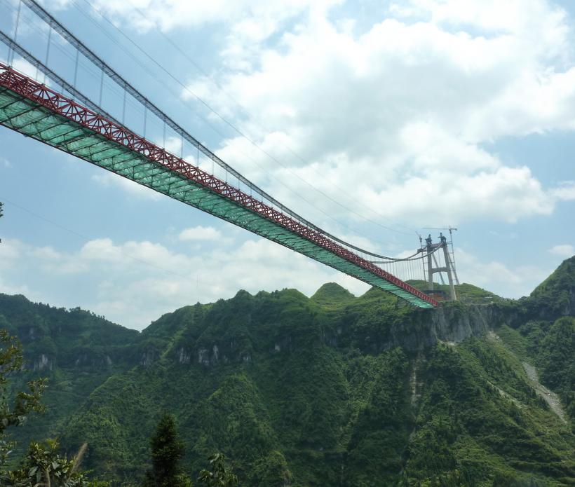 Pod din sticlă inaugurat în China