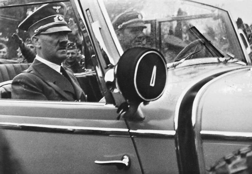 Mercedes de lux, folosit de Adolf Hitler, vândut la licitație