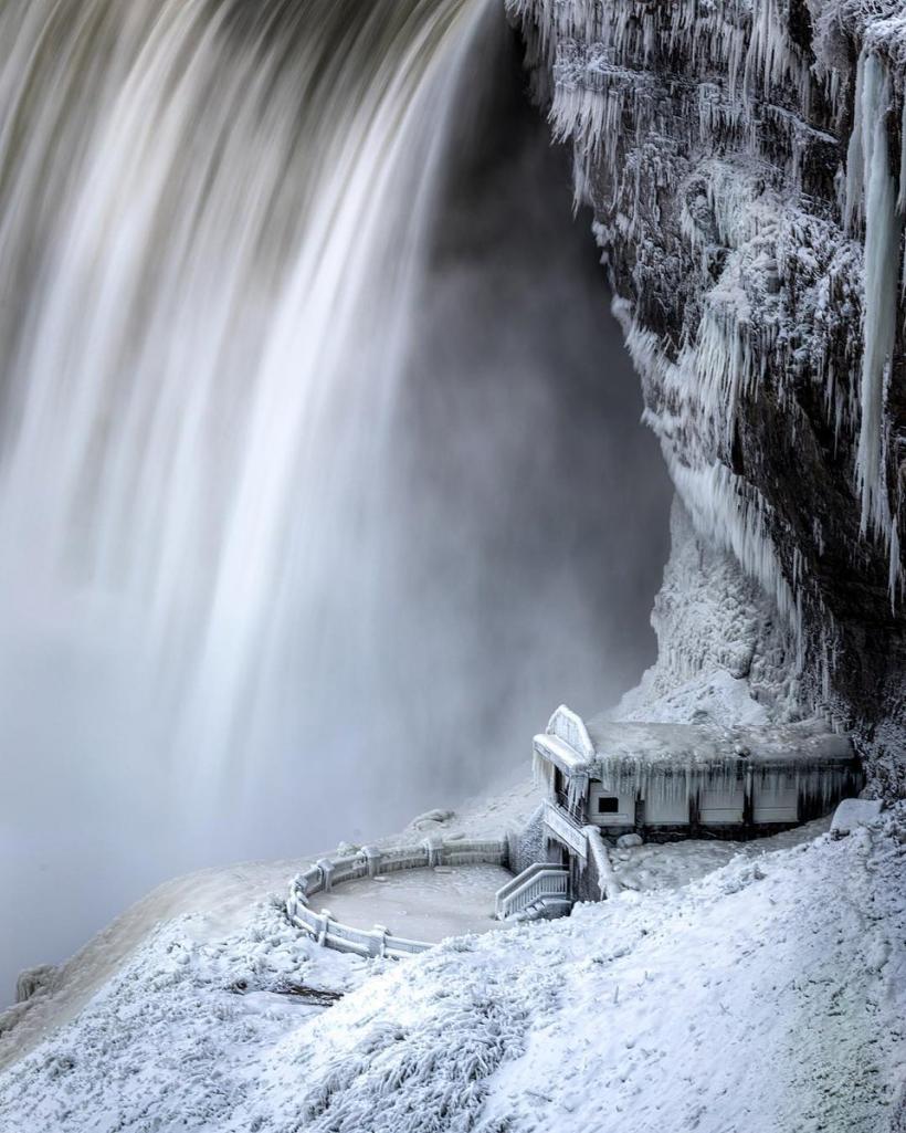 Imagini spectaculoase - Cascada Niagara a transformat împrejurimile într-un regat de gheața