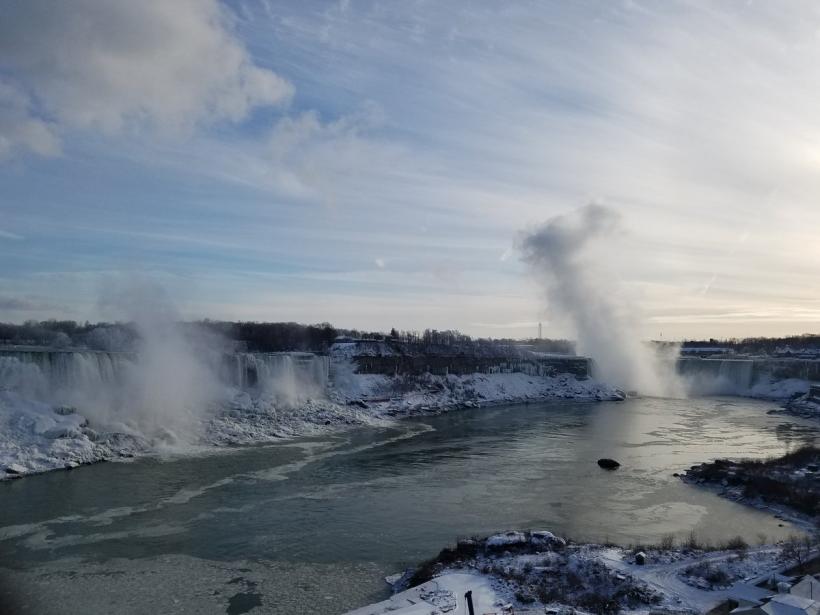 Imagini spectaculoase - Cascada Niagara a transformat împrejurimile într-un regat de gheața 18599660