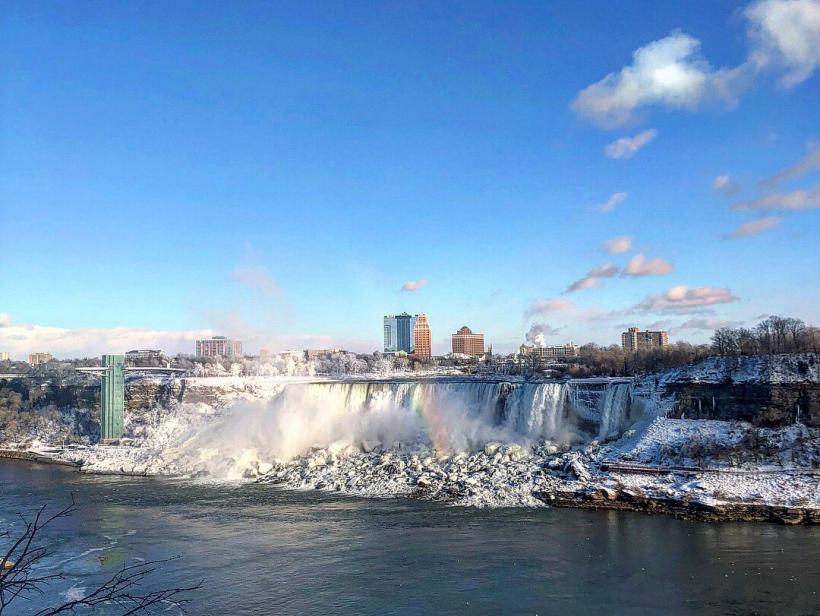 Imagini spectaculoase - Cascada Niagara a transformat împrejurimile într-un regat de gheața 18599661