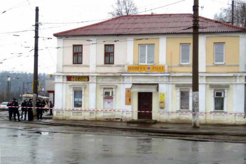 Un bărbat care ar avea explozibili a luat 11 ostatici într-un oficiu poştal din Harkov, Ucraina