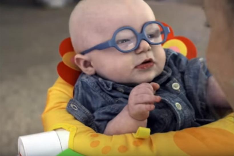 VIDEO - Momentul emoționant în care un bebeluș aproape orb își vede mama pentru prima oară