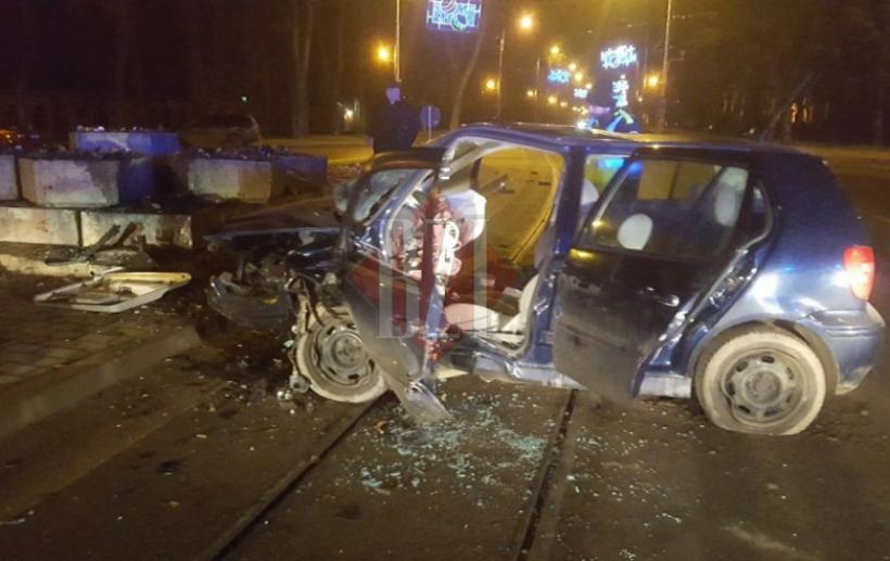 Accident mortal la Iași! Un tânăr de 30 de ani și-a pierdut viața după ce mașina în care se afla s-a izbit violent de un monument