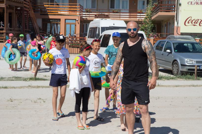 Cum îl păcălește Giani Kiriță pe Nea Mărin la “Poftiţi în vacanță” 18599849