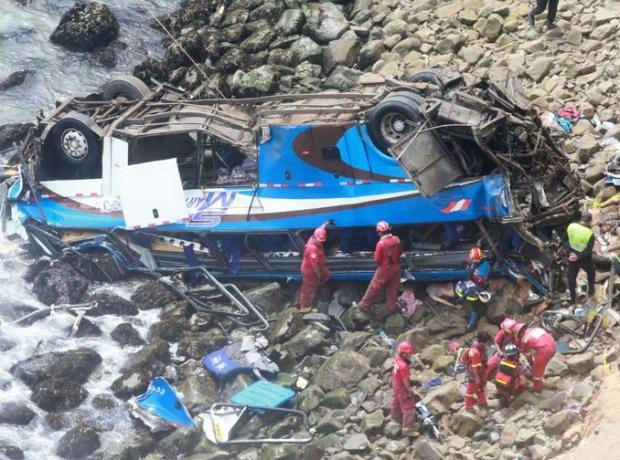 Accident cumplit in Peru: 48 de morţi după căderea unui autocar de la 100 de metri