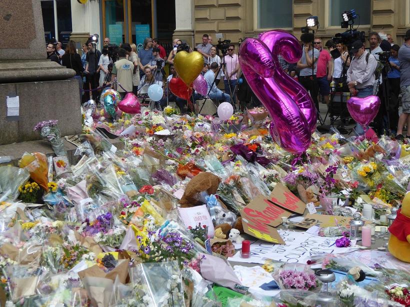 Erou sau hoţ pentru victimele atacului de la Manchester?