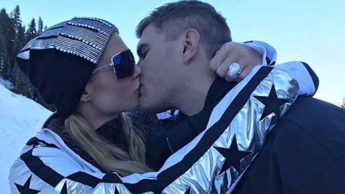Paris Hilton s-a logodit cu actorul Chris Zylka