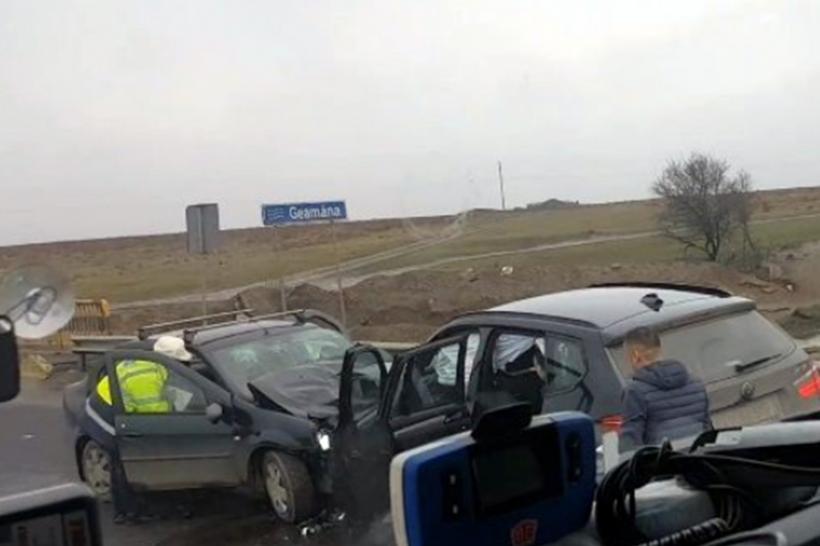 Accidentul de pe DN1, provocat de o şoferiţă de 20 de ani; sensul de mers spre Sibiu - în continuare blocat
