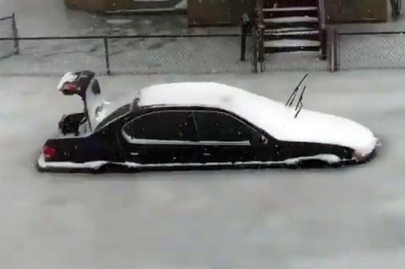 VIDEO - Imagini de apocalipsă pe o stradă din Boston. Mașini înțepenite în gheață după inundație