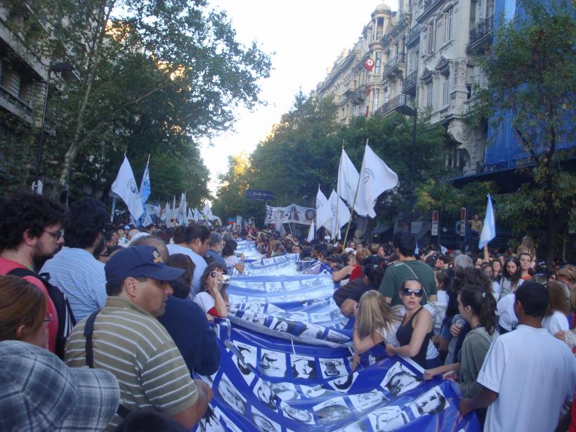 Argentina. Proteste împotriva transferării în arest la domiciliu a unui torționar din perioada dictaturii