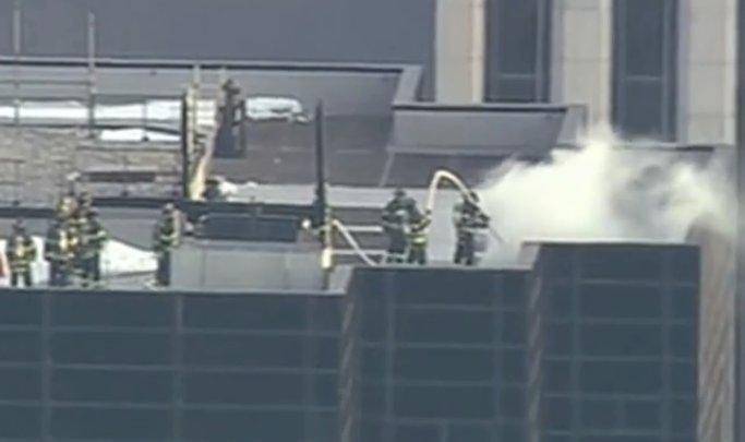 UPDATE - Incendiu pe acoperișul Trump Tower din New York. Doi răniți din care unul grav