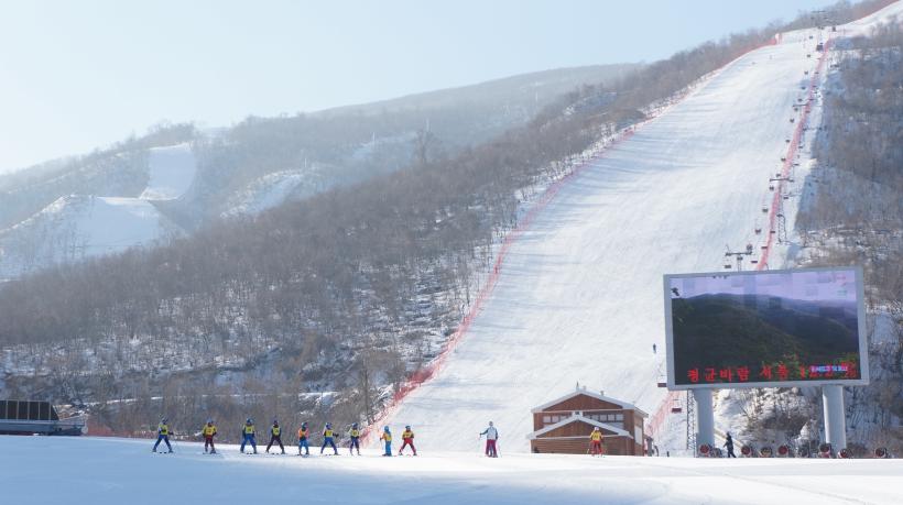 Noua staţiune de ski din Coreea de Nord. Pârtiile îşi produc propria zăpadă