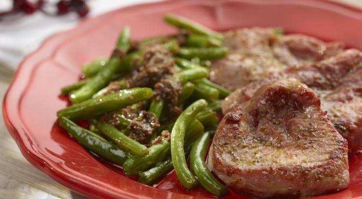 Rețeta zilei: Pulpă de porc cu fasole verde și pesto de rosii