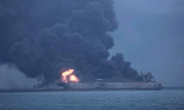 &quot;Risc de explozie&quot;, în cazul unui petrolier care arde în largul coastelor Chinei
