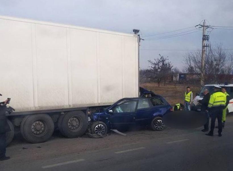 Accident teribil în Arad! Un bărbat şi-a pierdut viaţa după ce a ajuns cu maşina sub un TIR 