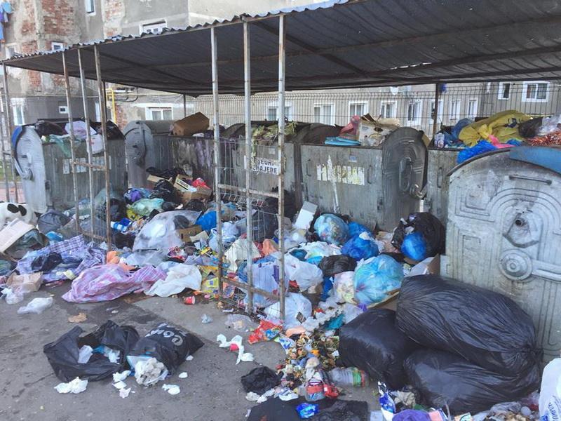 Birocrație împuțită: oraș prins în cercul vicios al gunoaielor