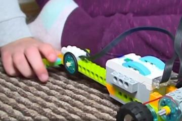 Copiii învaţă robotică cu ajutorul pieselor de Lego