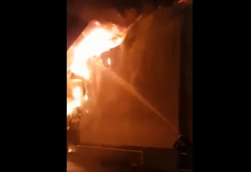 Incendiu de proporţii la o fabrica de conserve din Topoloveni